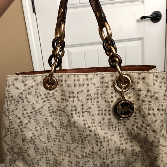 Michael Kors authentic purse - Picture 2 of 3